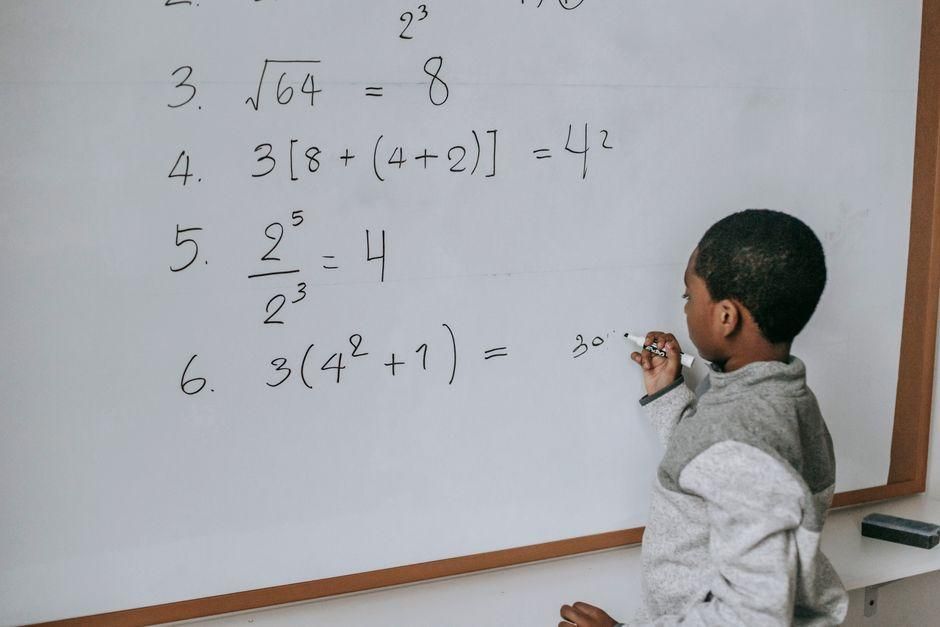Élève travaillant sur des exercices de mathématiques