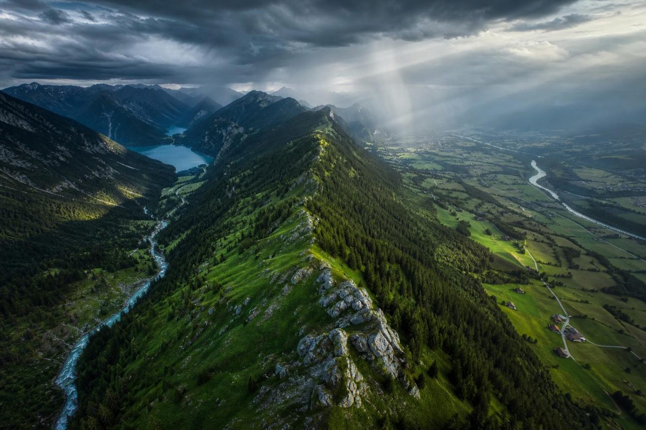 Illustration schématique montrant comment le relief des Alpes et des montagnes oriente les gouttes de pluie vers différents fleuves et mers d'Europe, avec Munich et le Danube en exemple