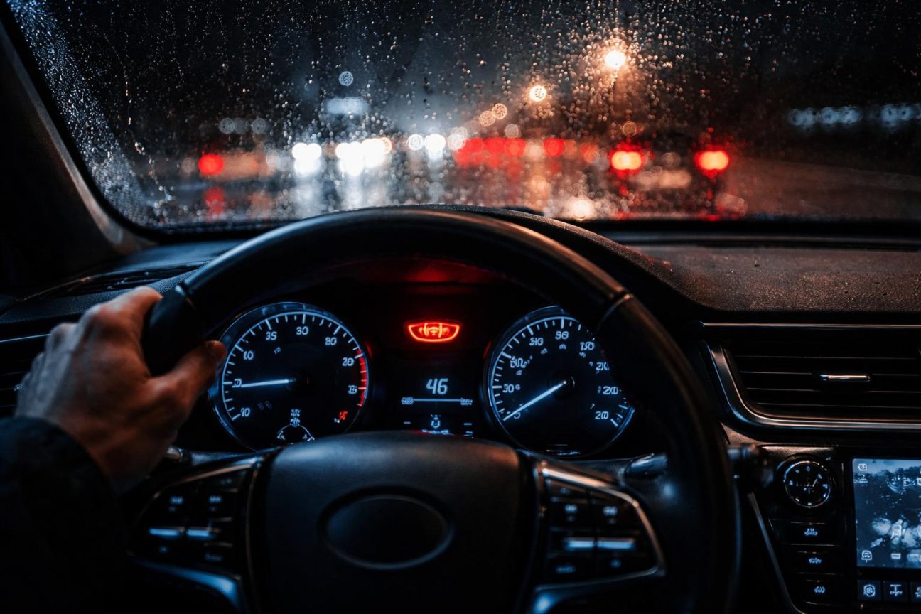 Tableau de bord d'automobile avec voyant lumineux rouge allumé en avertissement au milieu des indicateurs