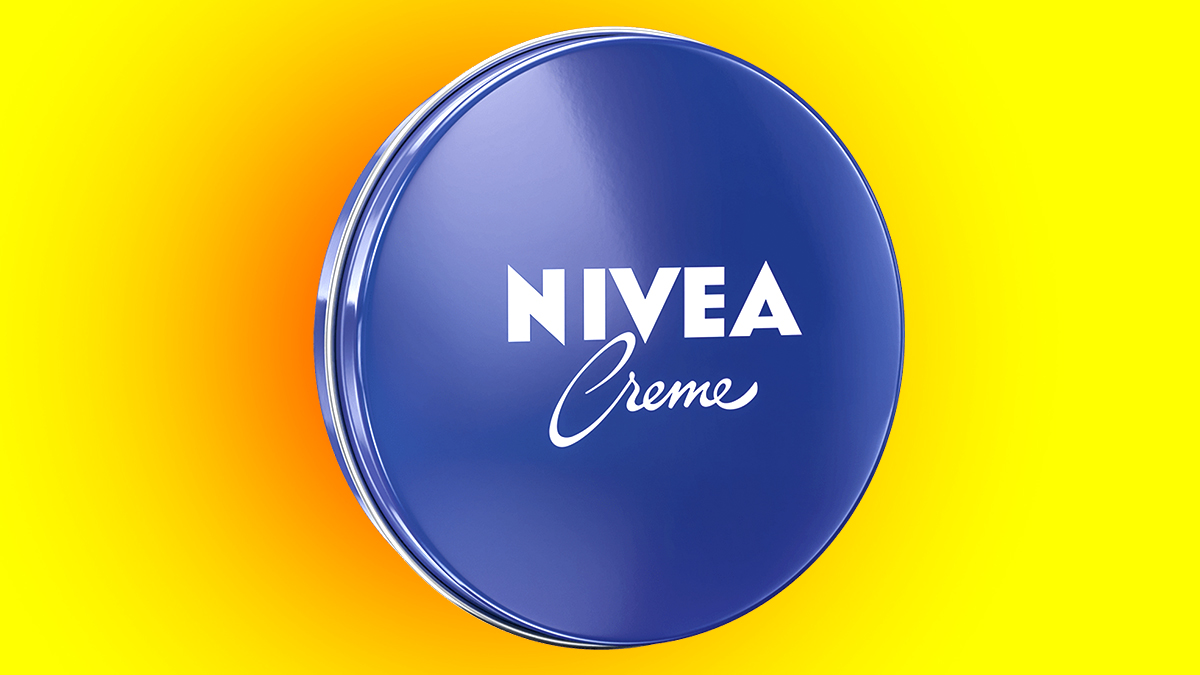 Une pharmacienne alerte sur la boîte bleue Nivea : indispensable à la maison, mais à ne jamais appliquer sur cette partie du visage