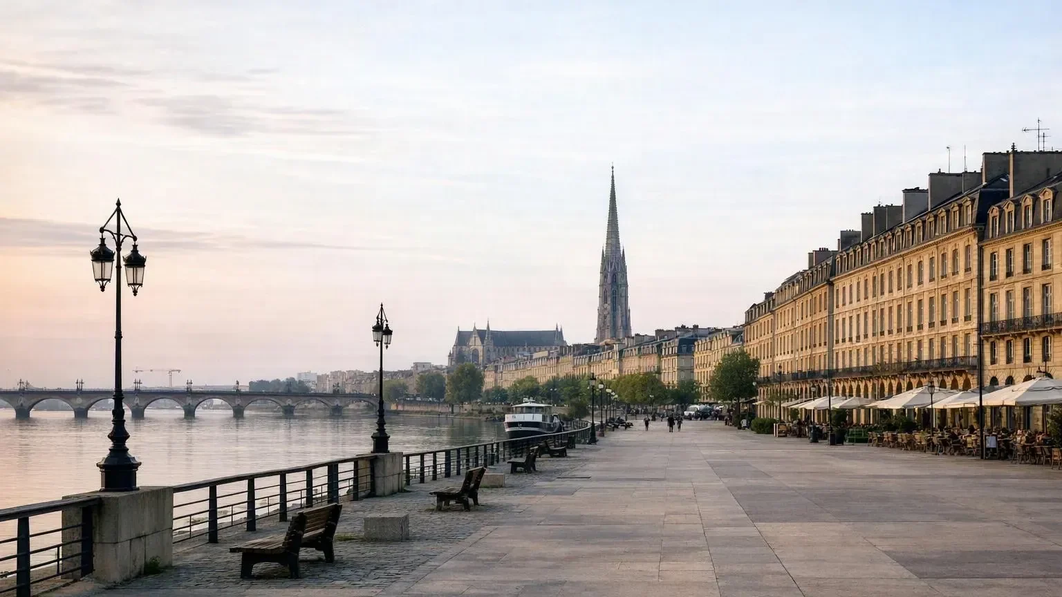 Calendrier des vacances scolaires 2023 avec dates colorées pour Bordeaux, zone A, affichant février, avril, juillet et octobre sur fond de paysage urbain bordelais.