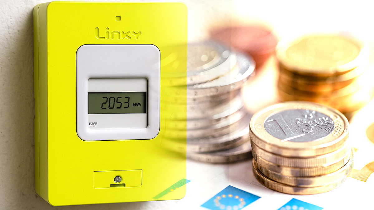 Compteur électrique noir Linky installé sur le mur d'une maison, avec écran numérique affichant les données de consommation d'électricité