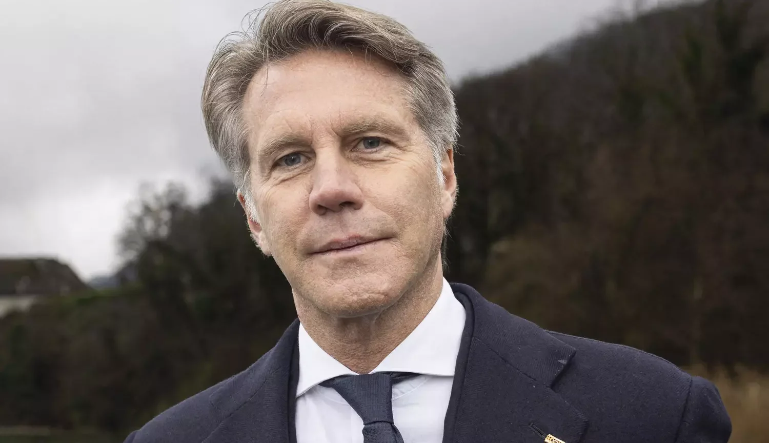 Emmanuel-Philibert de Savoie en costume lors d'une apparition télévisée, s'adressant au public sur sa vie sentimentale et familiale.