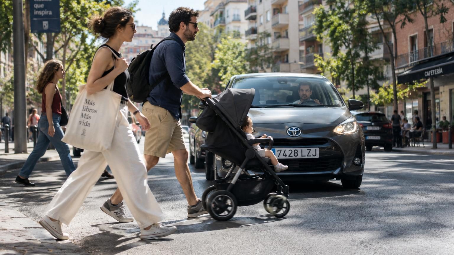 Une passante traverse une rue résidentielle tranquille sans passage clouté tandis qu'un conducteur de SUV lui cède la priorité en geste de la main, illustrant la nouvelle cohabitation piétons-véhicules en Espagne.