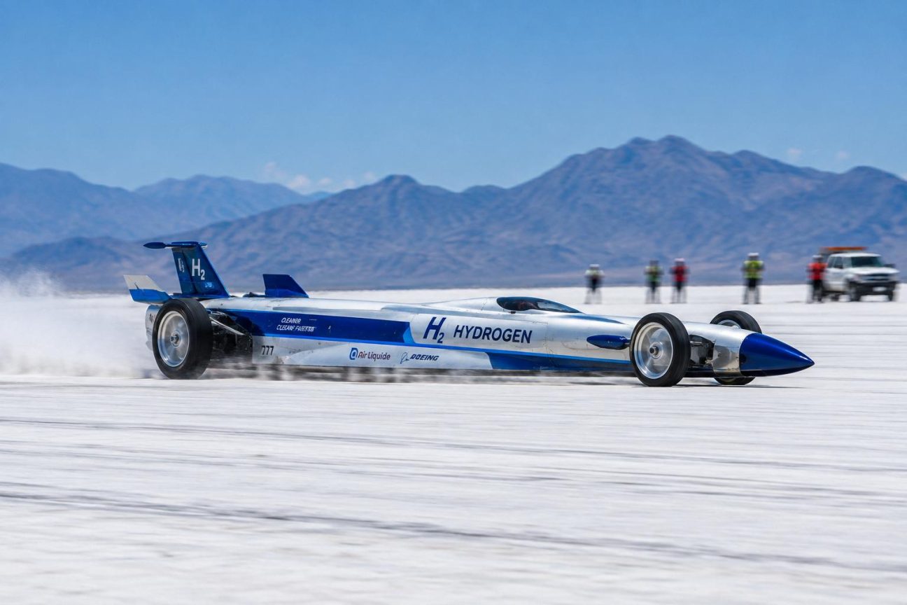 Voiture expérimentale JCB Hydromax au profil fuselé lancée à grande vitesse sur le lac salé blanc de Bonneville en Utah