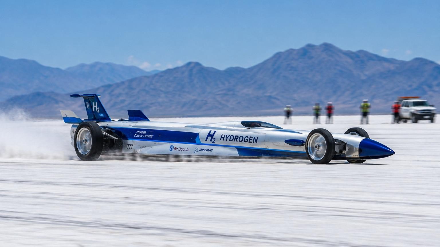 Voiture expérimentale JCB Hydromax au profil fuselé lancée à grande vitesse sur le lac salé blanc de Bonneville en Utah