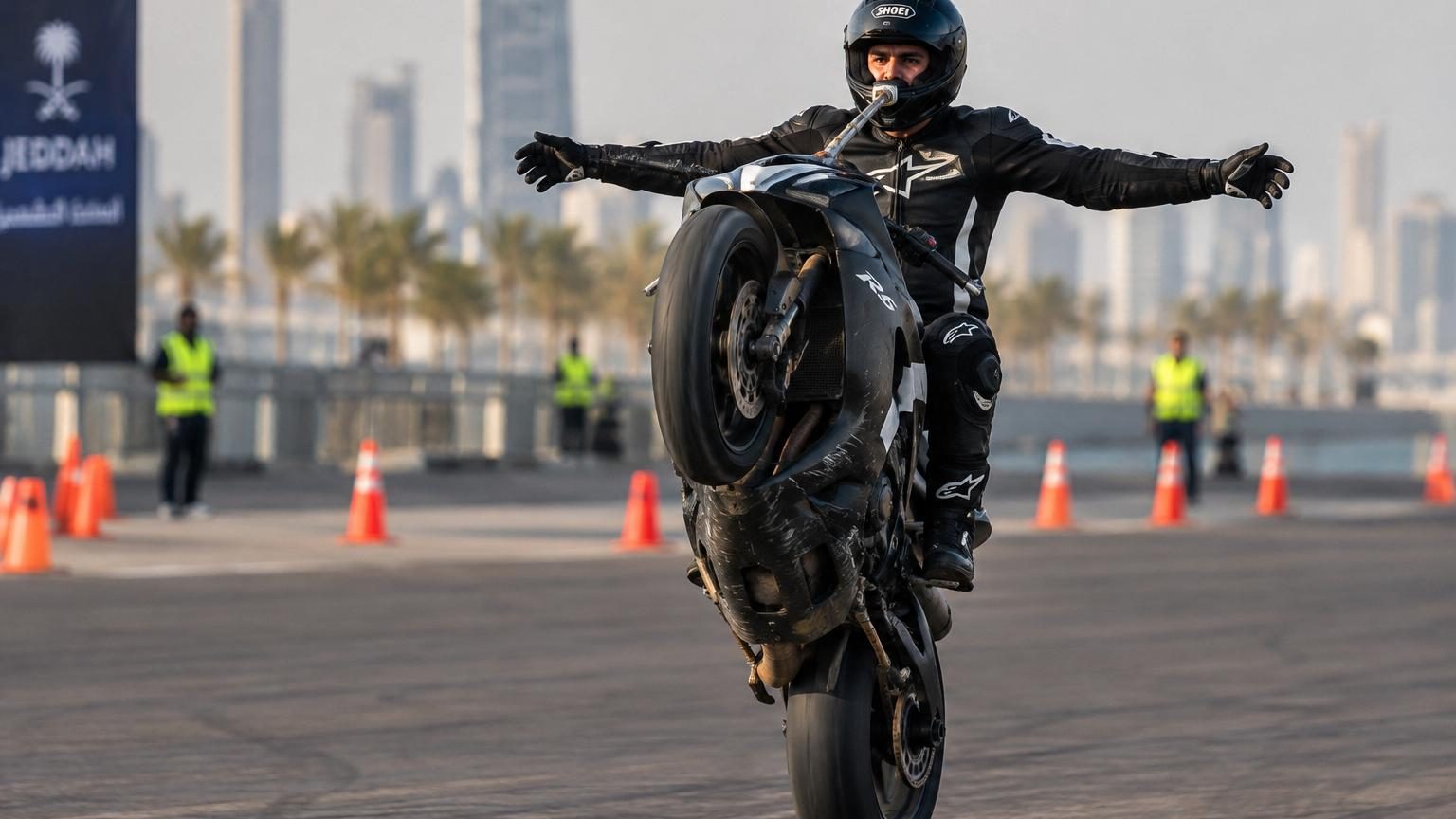 Il parcourt 300 mètres en roue arrière sans les mains : il tenait sa moto avec la bouche et entre au Guinness World Records