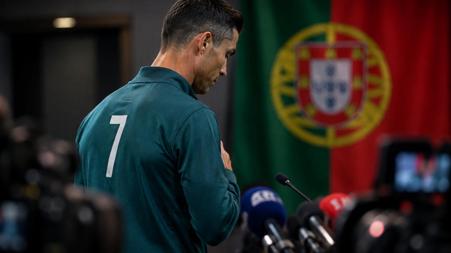 Cristiano Ronaldo, 41 ans, assis dans un hôtel à Lisbonne, regard pensif face à la caméra, visiblement plus marqué par l'âge mais droit, s'exprimant avec un air humain et introspectif.