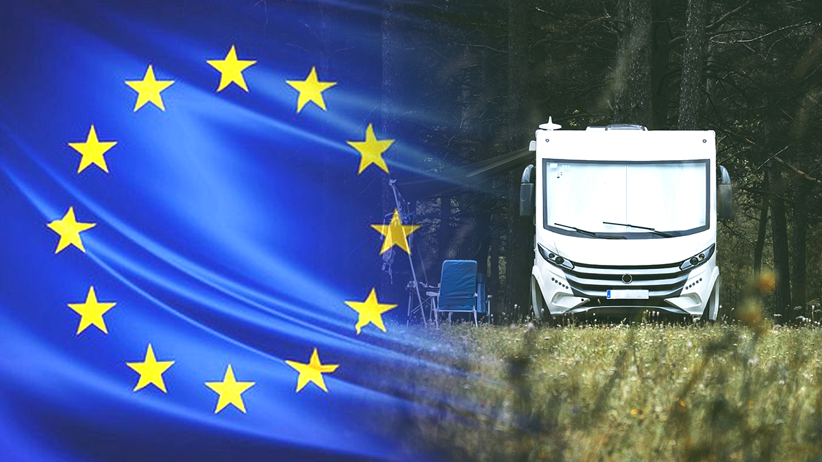 Camping-car garé sur un terrain privé, entoure d'herbe et de ciel bleu, illustrant le contexte du stationnement prolongé de véhicules habitables