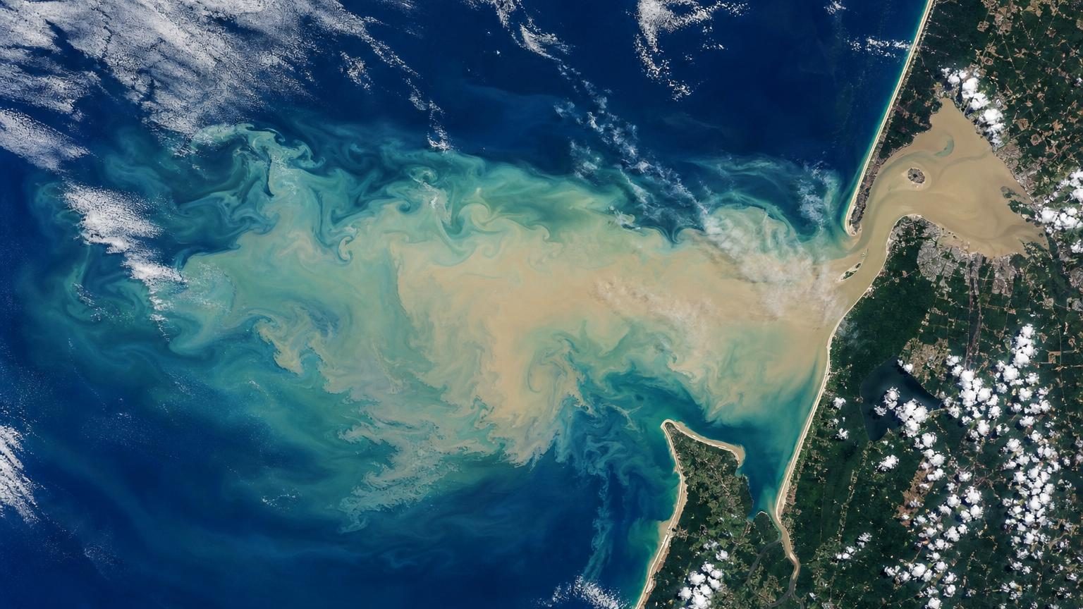 Vue satellite du golfe de Gascogne montrant un immense panache blanchâtre et laïteux s'étendant depuis l'estuaire de la Gironde vers l'océan Atlantique