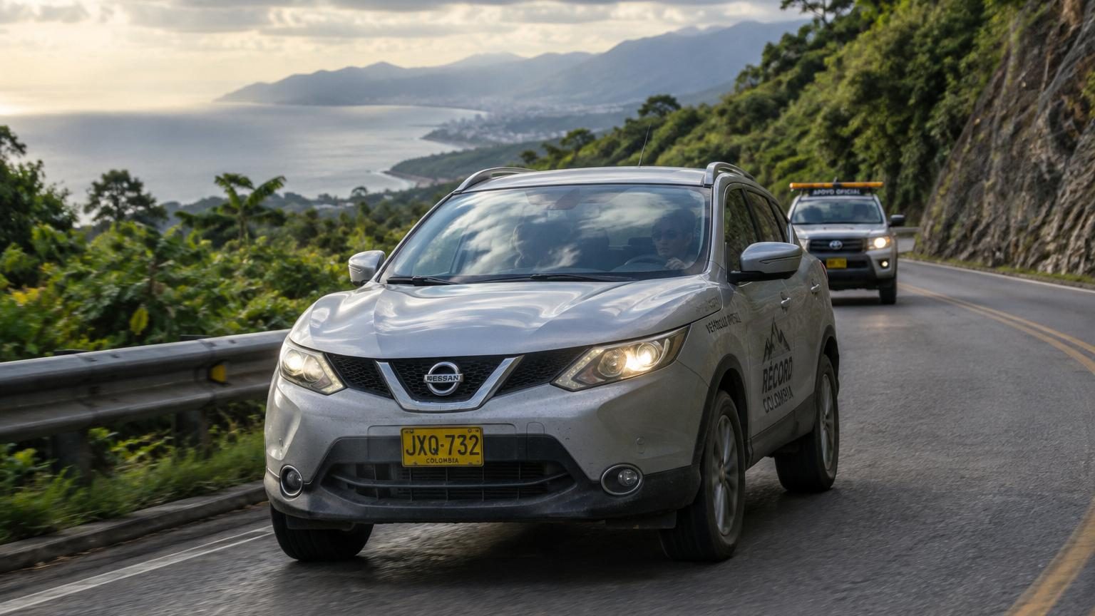 SUV Nissan Qashqai e-Power circulant sur une route de montagne en Colombie, avec des paysages vallonnés et une descente spectaculaire vers la côte.