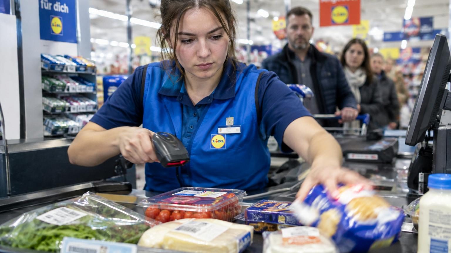 Pourquoi les caissières de Lidl scannent si vite : ce n&rsquo;est pas la rapidité du personnel, mais une stratégie pensée dans les moindres détails