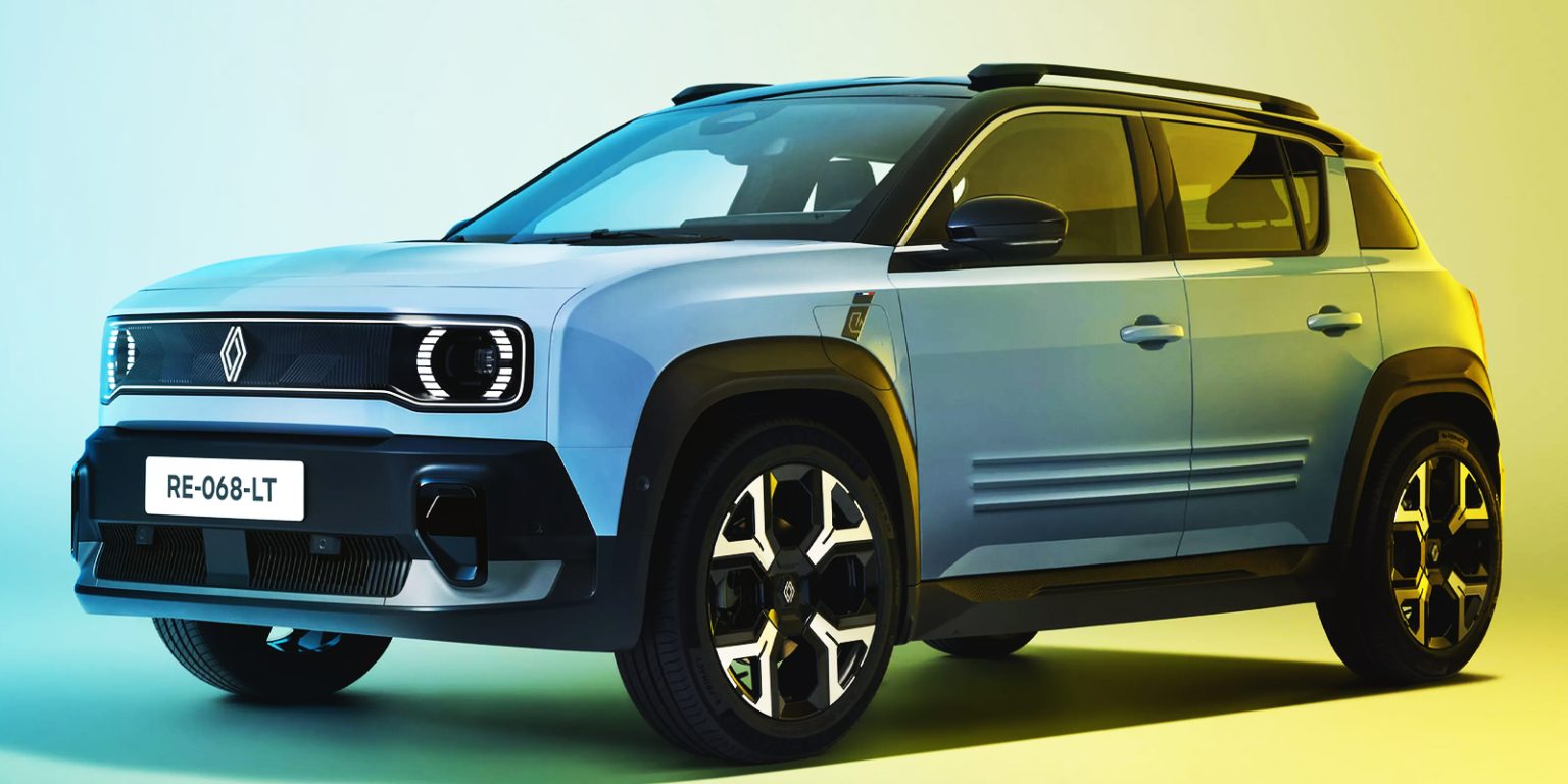 Renault 4 électrique Evolution grise vue de trois quarts avant en environnement urbain, mettant en avant le moteur 150 ch et son tarif de 33 490 euros.