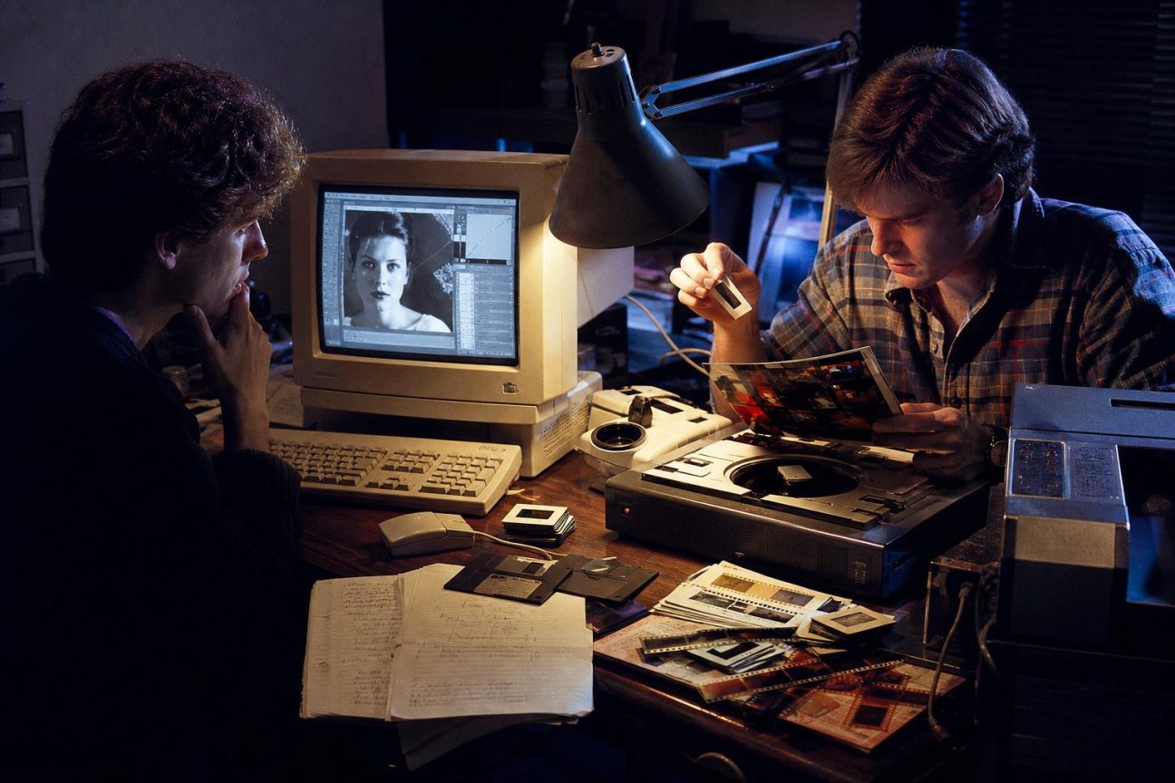 Interface historique de Photoshop montrant les outils et panneaux de retouche photo, avec des menus simples et monochromes rappelant les débuts du logiciel en 1990.
